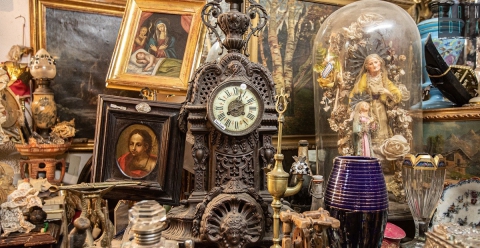 Il "piccolo mondo antico" degli antiquari baresi: «Tuteliamo le epoche perdute»